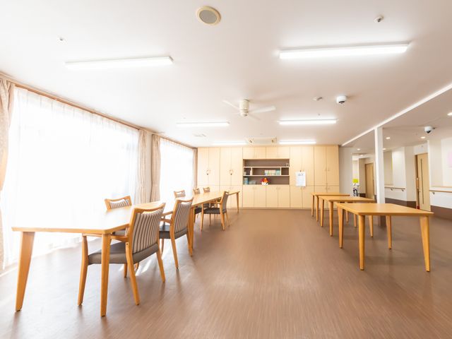 陽光差し込むテーブルが並ぶ部屋 ダイニングルーム 自然光が差し込む明るい空間で、ゆったりとした時間を過ごせます。