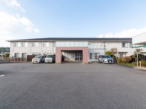 駐車場のある外観