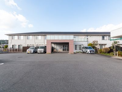 駐車場のある外観