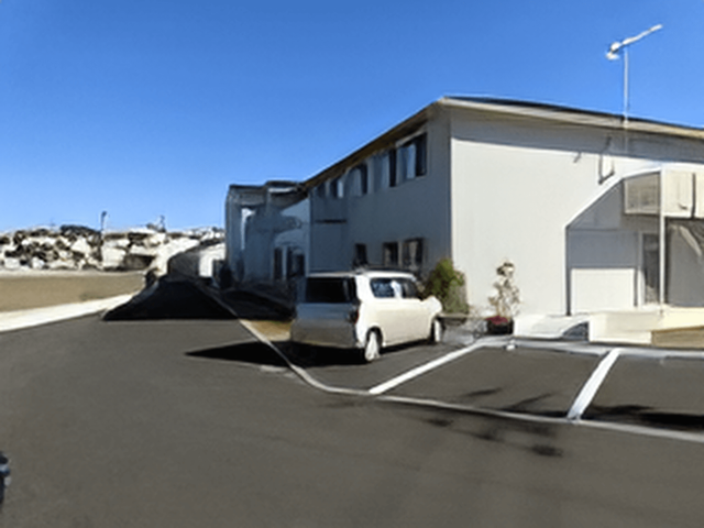 明るい日差しの外観 外観 広々とした駐車場がある清潔感のある建物です。青空の下、光り輝く建物が働きやすい環境を予感させます。