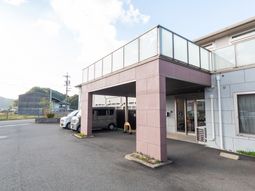 明るい入口の外観