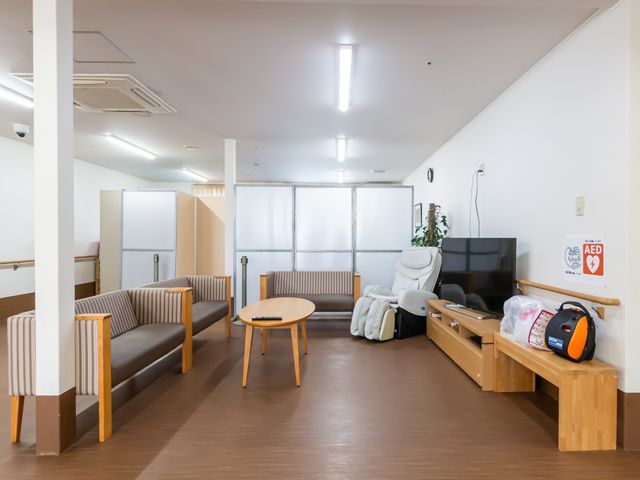 くつろぎのラウンジ ラウンジ 広々としたラウンジでは、ゆったりとしたソファでくつろぎながら談笑やテレビ鑑賞ができます。