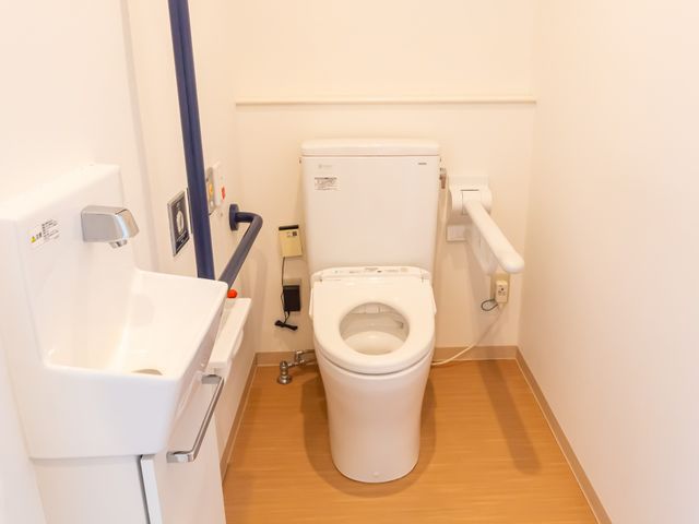 広々としたトイレ トイレ   手すり付きで安心して使用できる設計になっています。清潔感あふれる空間です。