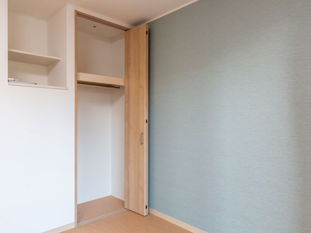 クローゼットのある部屋 居室 明るい室内には、広いクローゼットが設置されています。整理しやすく、快適な生活が可能です。