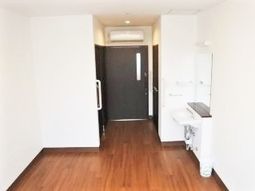 明るい居室の入口