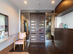 エントランスの明るい空間