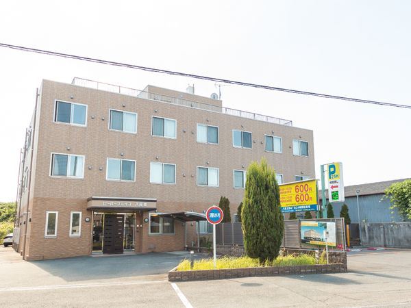 明るく広々とした建物外観