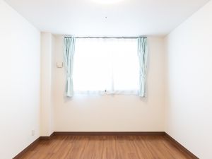 シンプルな洋室の窓辺