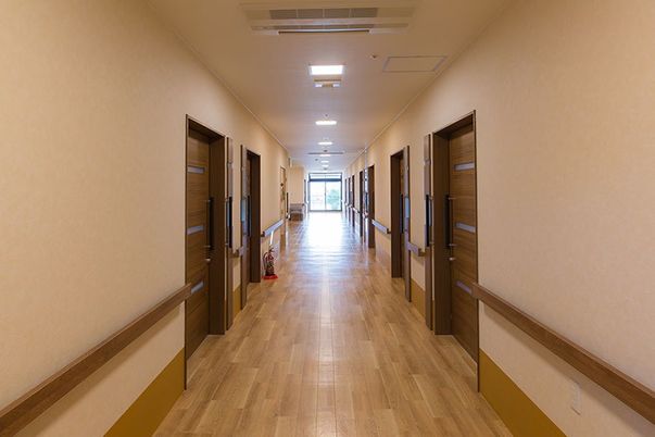 両側に部屋が並ぶ廊下