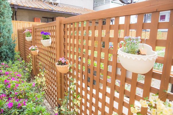 花が飾られた庭