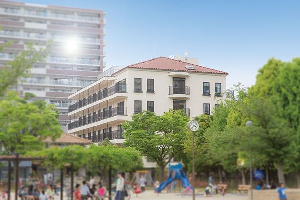 公園隣の建物外観