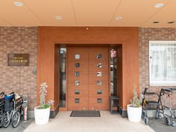 エントランスと車椅子