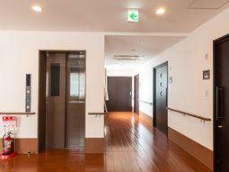 廊下とエレベーターのある空間