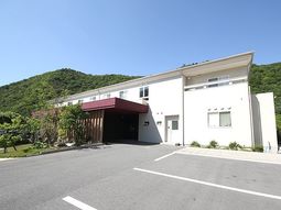 白壁の建物と駐車場