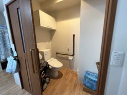 手すり付き清潔なトイレ