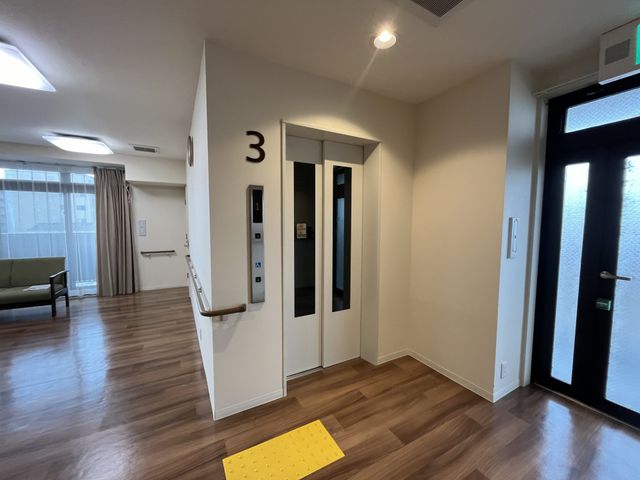 快適なエレベーターホール エレベーター 安心して移動できる広々としたエレベーターホールです。上層階へもスムーズにアクセス可能です。