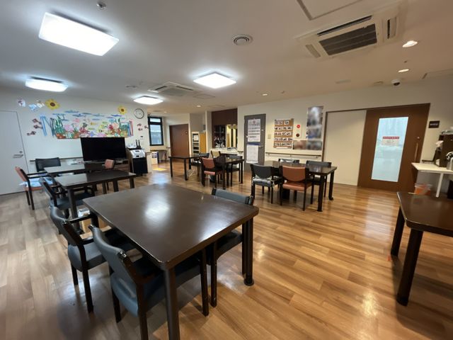 広々とした快適な居室 共有スペース ゆったりとした居室で、様々な娯楽や交流を提供しており、心地よい日々をお過ごしいただけます。