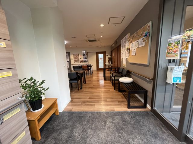居心地の良いダイニングルーム ダイニングルーム 広々としたダイニングルームで、ゆったりとお食事などを楽しむことができます。窓辺の緑が心地よい雰囲気を醸し出しています。