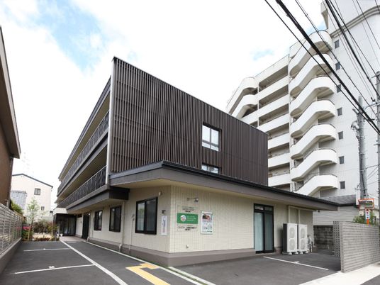 モダンな外観の建物