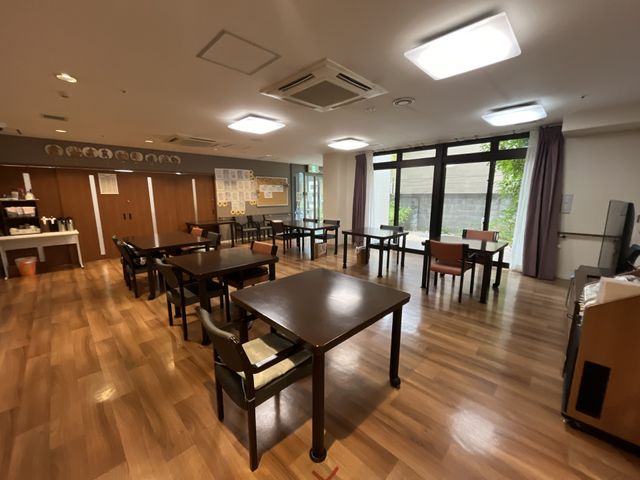 居心地の良いダイニングルーム ダイニングルーム ゆったりとしたスペースのダイニングルームです。天井が高く、自然光が差し込む明るい雰囲気で食事をお楽しみいただけます。
