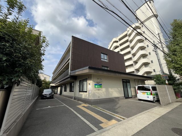 快適な外観の居宅 外観 お住まいになる方の安心を感じる、静かで落ち着いた雰囲気の外観です。ゆったりとしたスペースがご家族にも好評です。