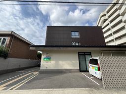 落ち着いた色の外観