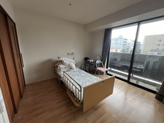 居心地の良い居室 居室 広々とした窓から自然光が差し込む心地よい居室です。ゆったりとした時間をお過ごしいただけます。