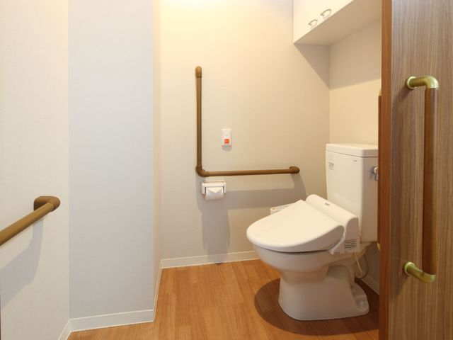 バリアフリー設計のトイレ トイレ 手すり付きのトイレは安全にご利用いただけるよう配慮されており、安心して日々をお過ごしいただけます。