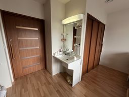 明るい洗面台の居室