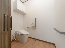 バリアフリー設計のトイレ