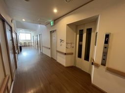 廊下に人がいる様子