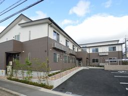 モダンな外観の建物