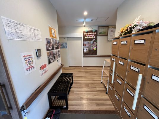 掲示物のある廊下