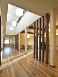 明るい廊下と木の装飾