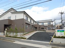 新築そうな外観の建物