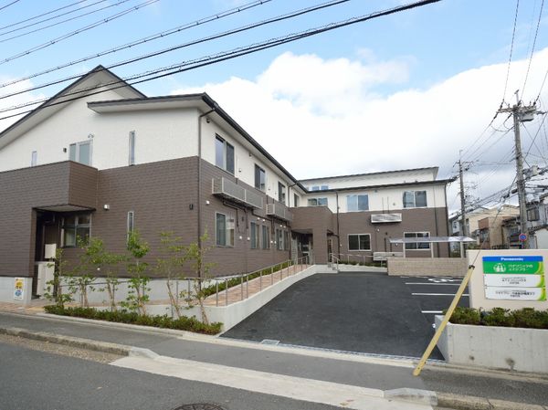 新築そうな外観の建物