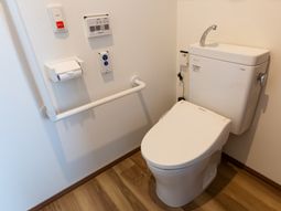 バリアフリーの清潔なトイレ