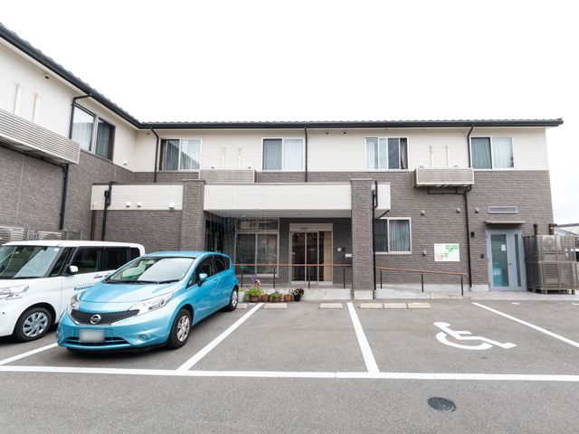 清潔感のある施設外観 外観 広々とした駐車スペースが確保された明るい建物です。バリアフリー設計で、どなた様も快適に過ごせるよう配慮されています。