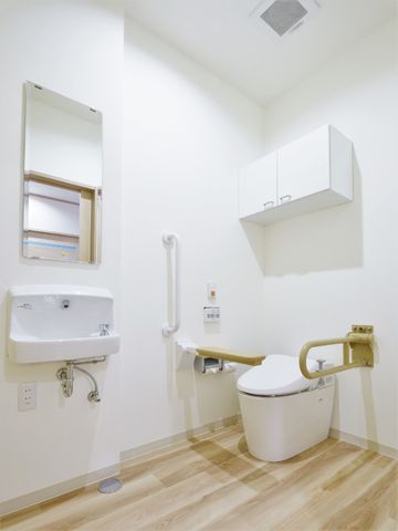 バリアフリートイレの様子 トイレ 安全に配慮された握りやすい手すりが設置された清潔なトイレです。利用者の快適な日常生活をサポートしています。