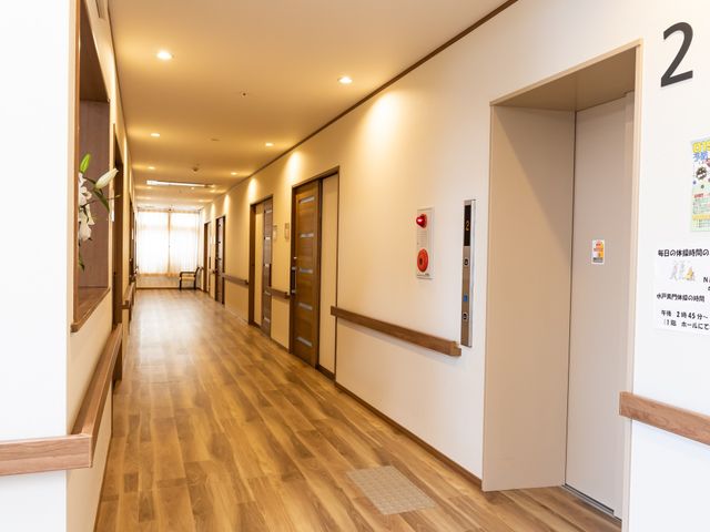 明るい廊下とエレベーター 廊下 ゆったりとした廊下には木の温もりを感じます。手すりも設置してあり、安全に配慮された設計です。
