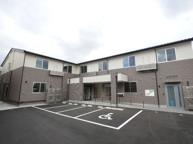 新しい建物の外観 外観 バリアフリー設計の入り口が特徴的な建物です。新しい環境で働くことに興味はありませんか？