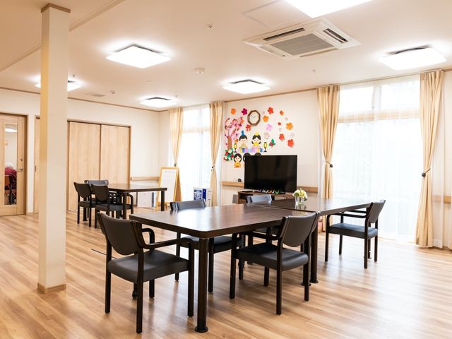 共有スペースの居心地の良さ 食堂 広々とした明るい食堂です。居住者がゆっくりと食事や交流を楽しめる環境が整っています。