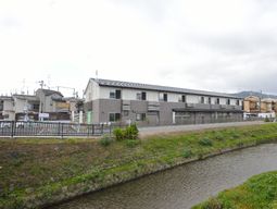 川沿いの一階建て建物