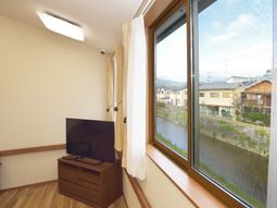居室にテレビと窓
