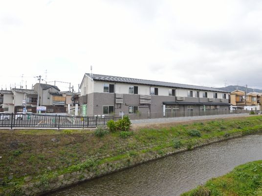 川沿いのモダンな建物外観