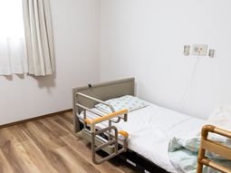 居室のベッドと窓