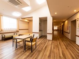 明るい共有スペース廊下