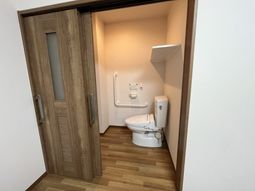 バリアフリー設計のトイレ