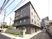 建物と駐車場の外観