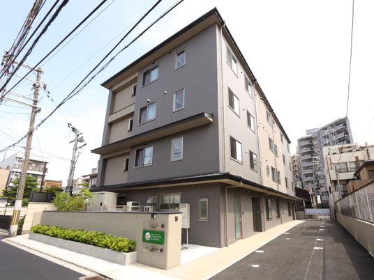 建物と駐車場の外観